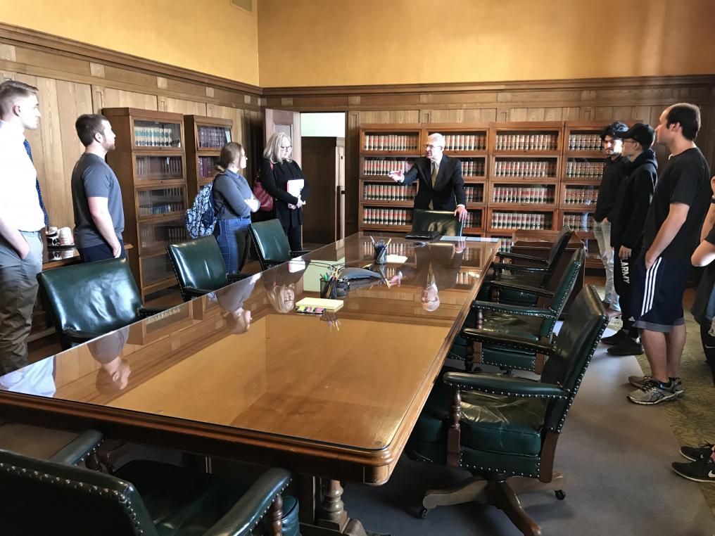 Chief Justice Heavican meeting with UNL students in the Pop-Up class on the courts.