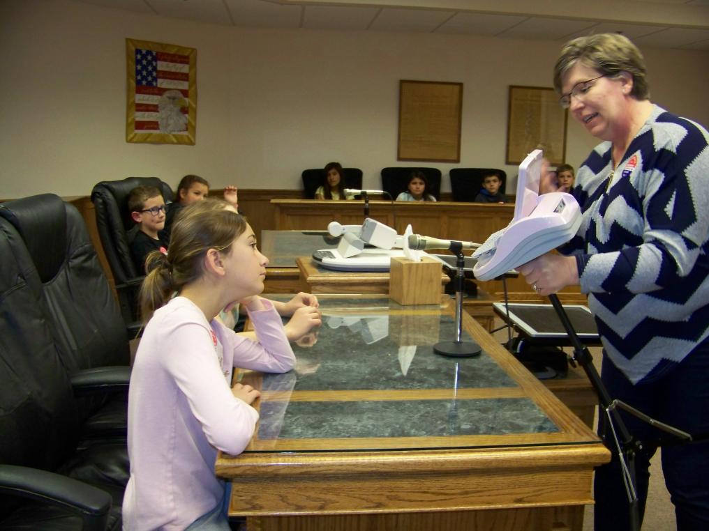 Kami Hooey showing the kids how her machine works.